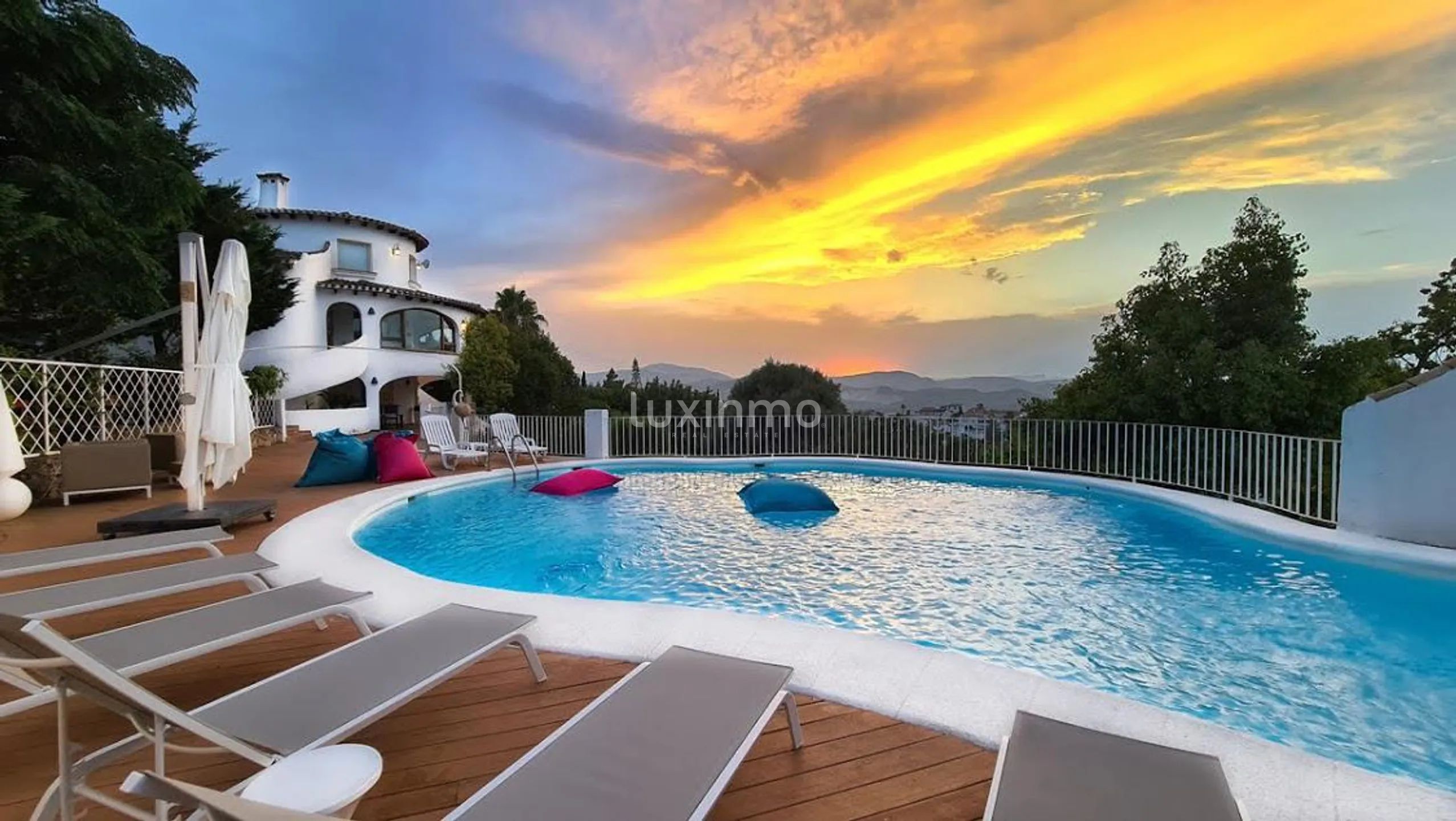 Mediterran villa med fantastisk utsikt i Pego